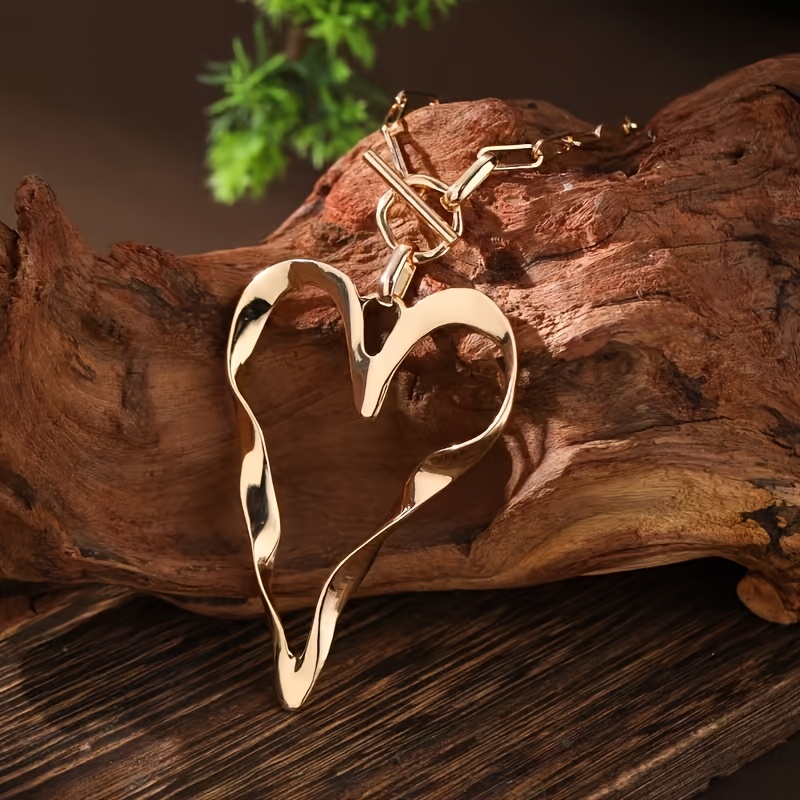 Women's Minimalist Heart-Shaped Pendant Necklace, Geometric Design